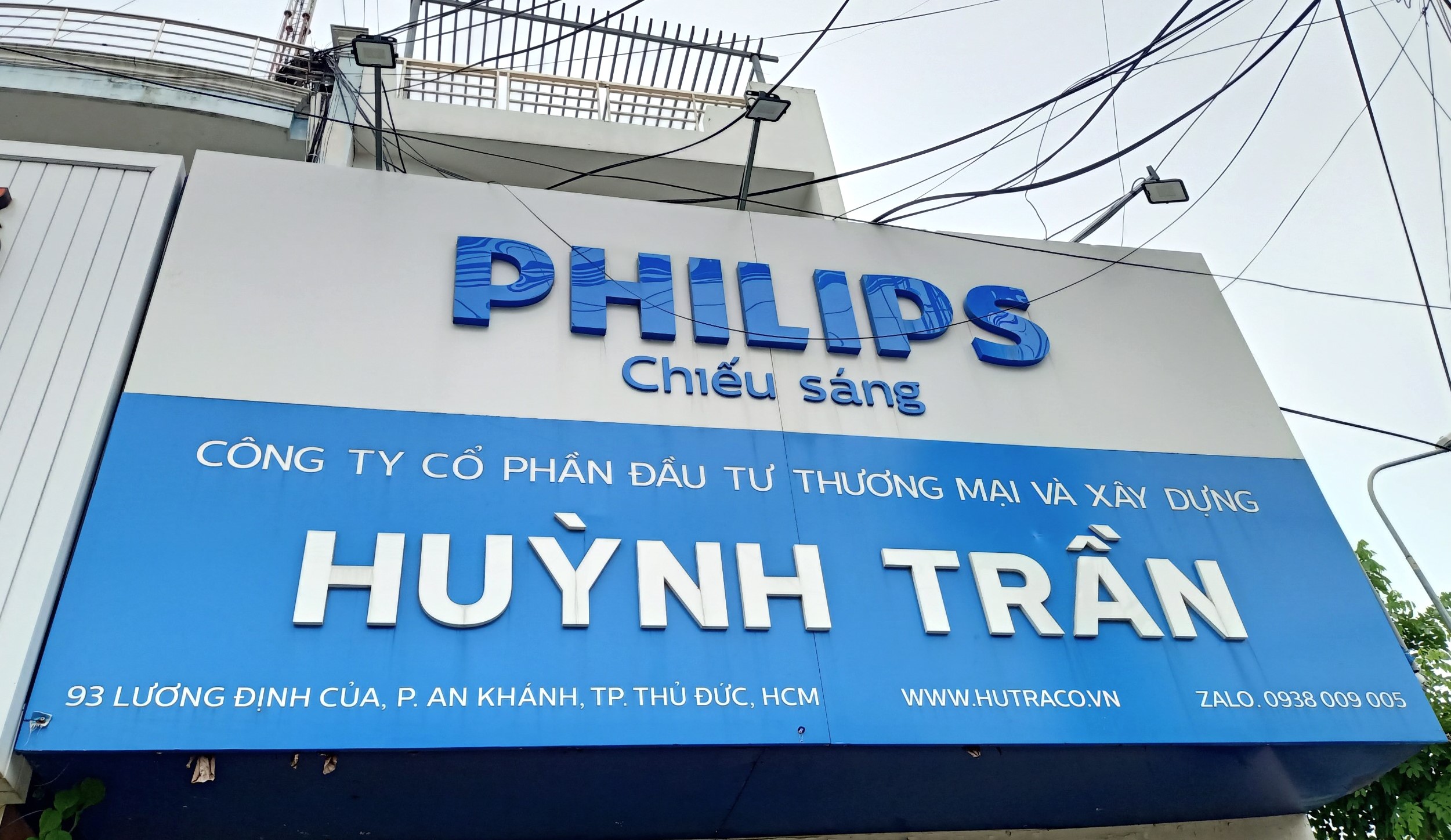Ứng dụng đèn pha LED Philips BVP150 LED135 150W G2 GM cho chiếu sáng bảng hiệu